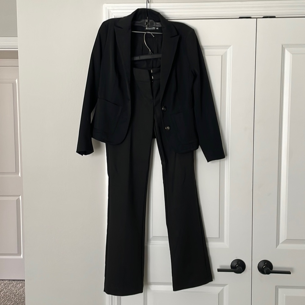 NY & Co black woman’s suite set